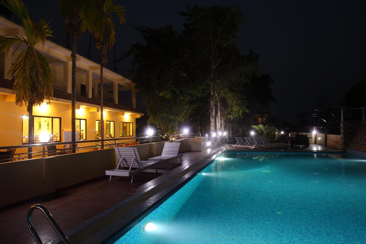 Hotel Rainforest Sauraha Luaran gambar