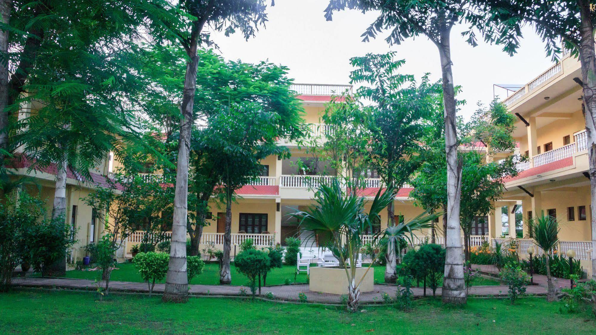 Hotel Rainforest Sauraha Luaran gambar