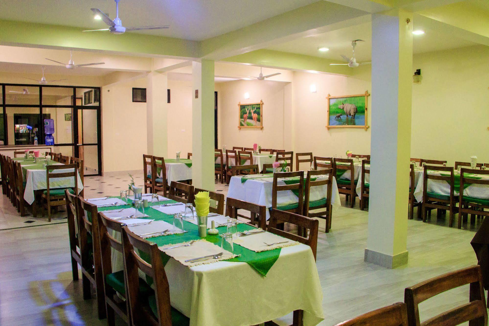 Hotel Rainforest Sauraha Luaran gambar
