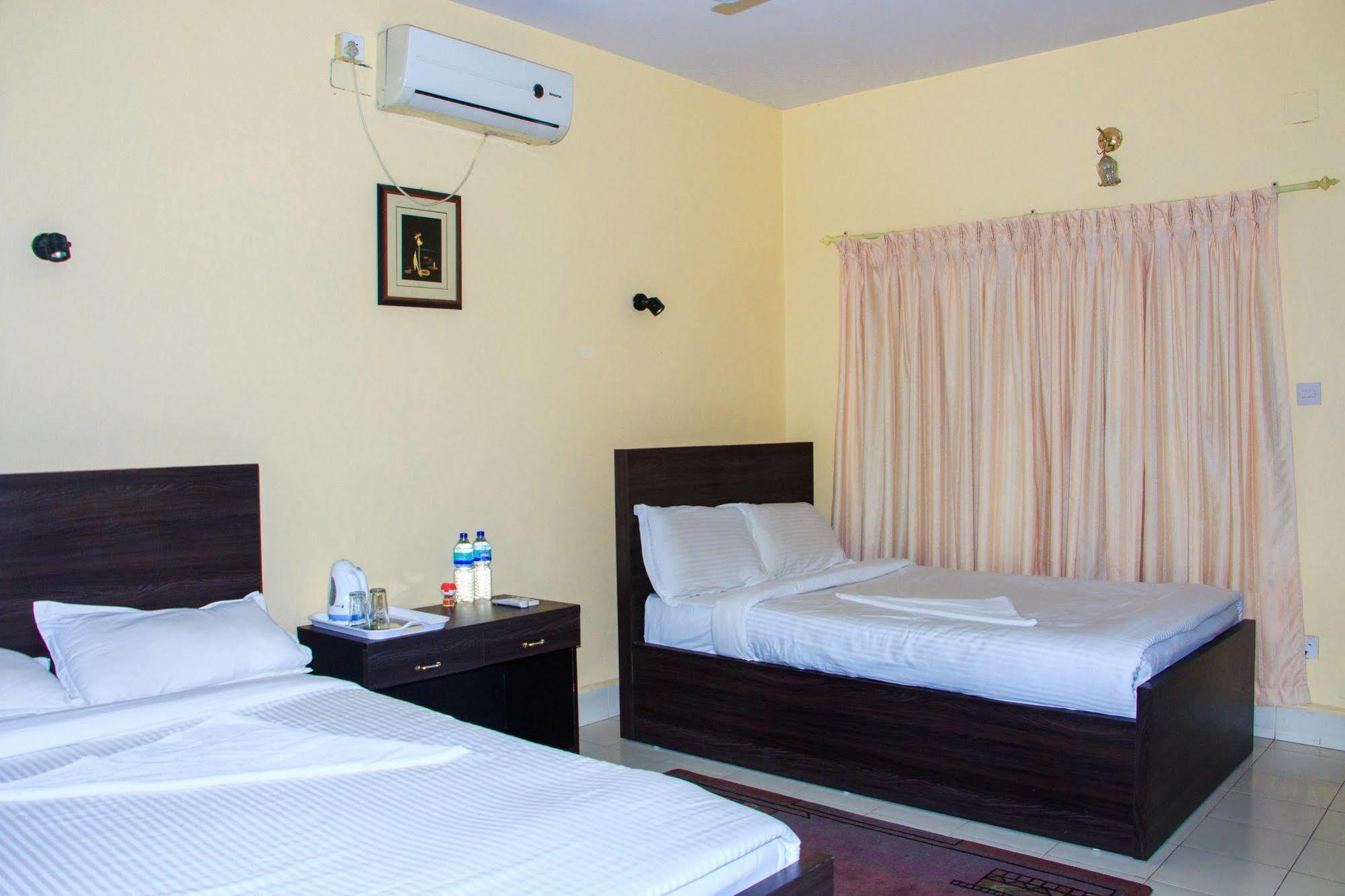 Hotel Rainforest Sauraha Luaran gambar