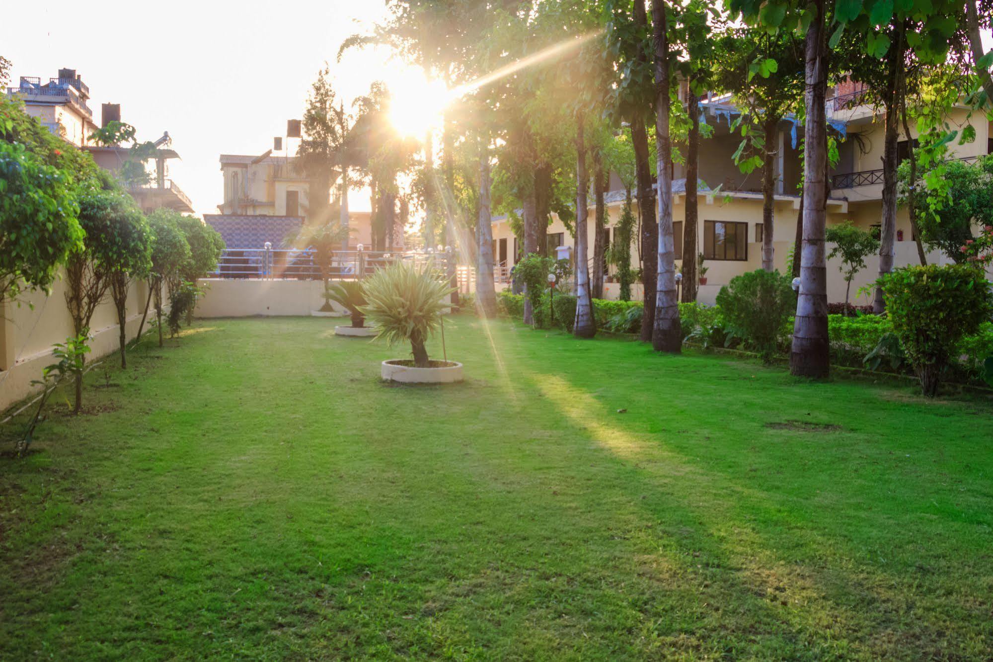 Hotel Rainforest Sauraha Luaran gambar