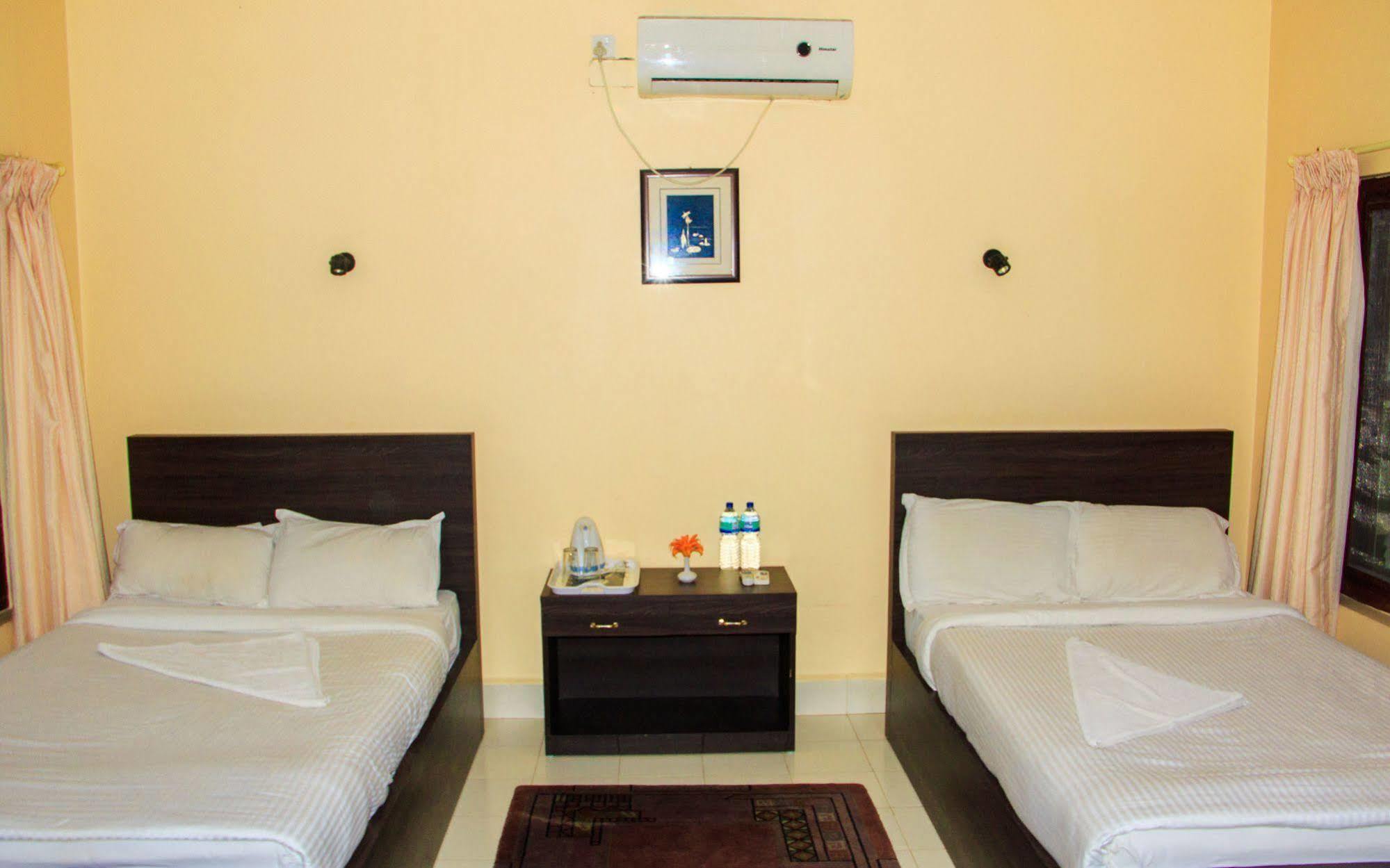 Hotel Rainforest Sauraha Luaran gambar