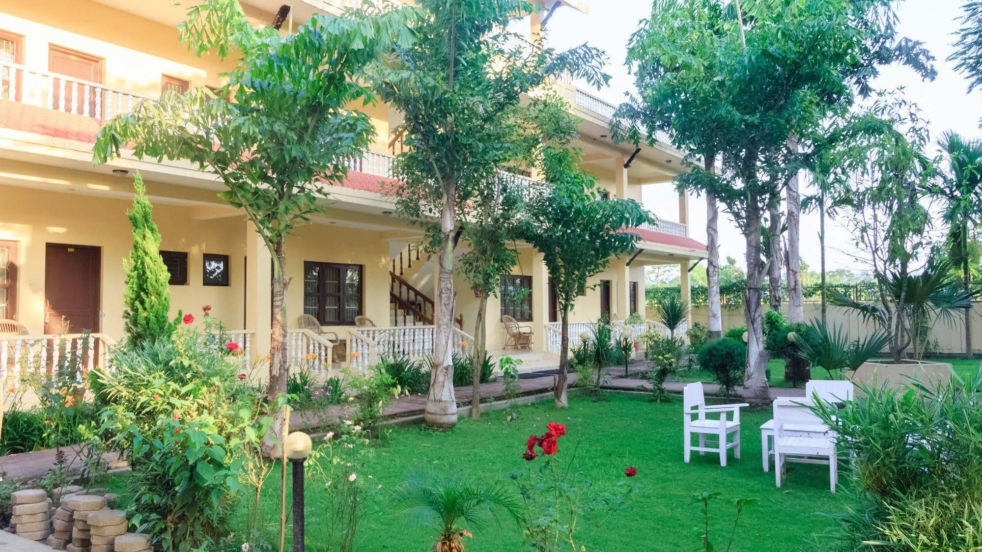Hotel Rainforest Sauraha Luaran gambar